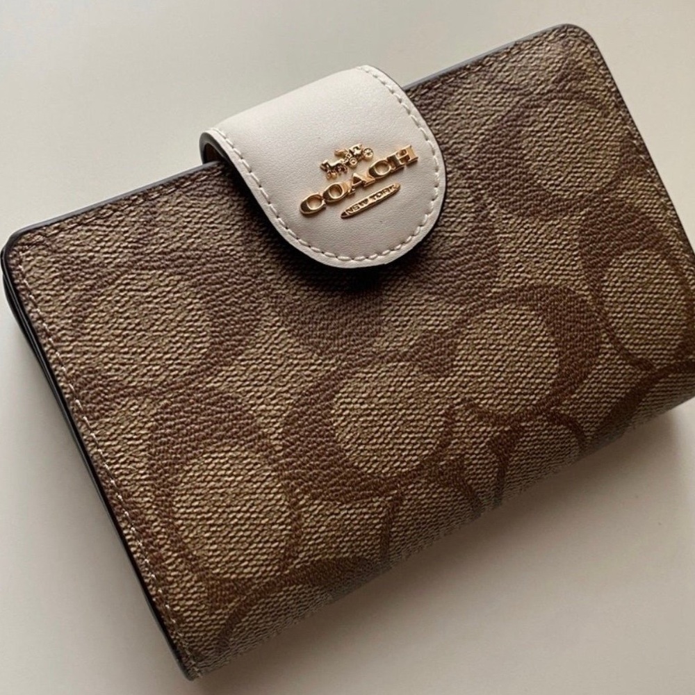 NWOT CoachMonogram MediumTan /Chalk Leather Corner Zip Wallet